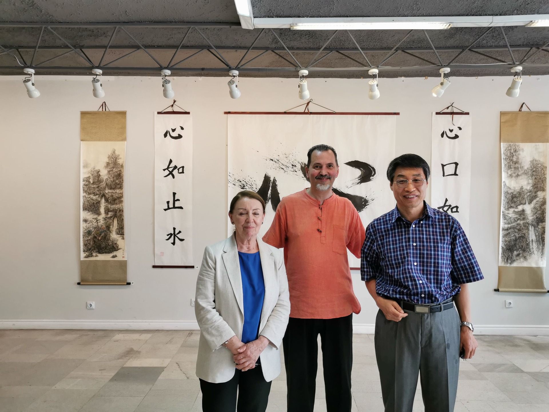 图一 索非亚孔子学院的中外方院长与伟西先生合影