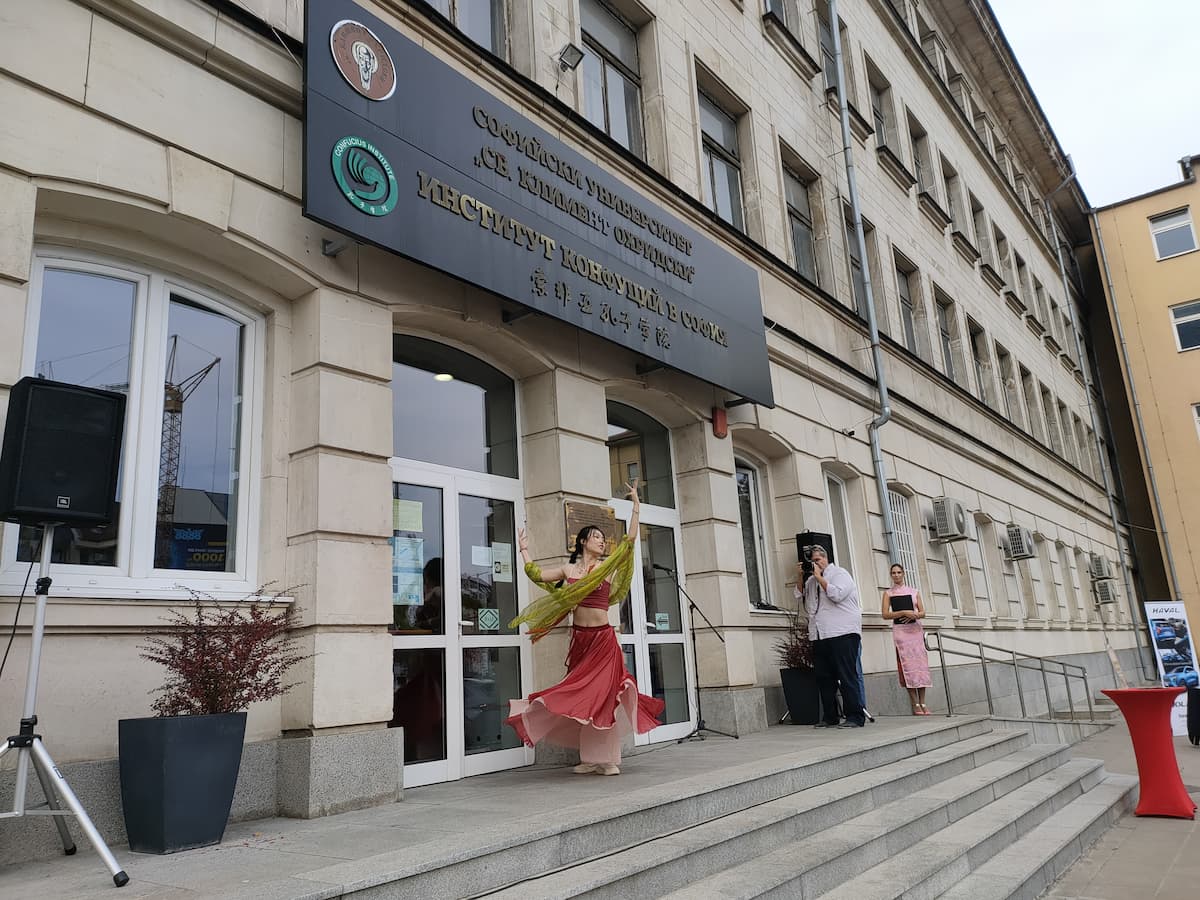 Snimka 5 Li Cnsi prepodavatel v IKS izplnava tradicionen kitajski tanc