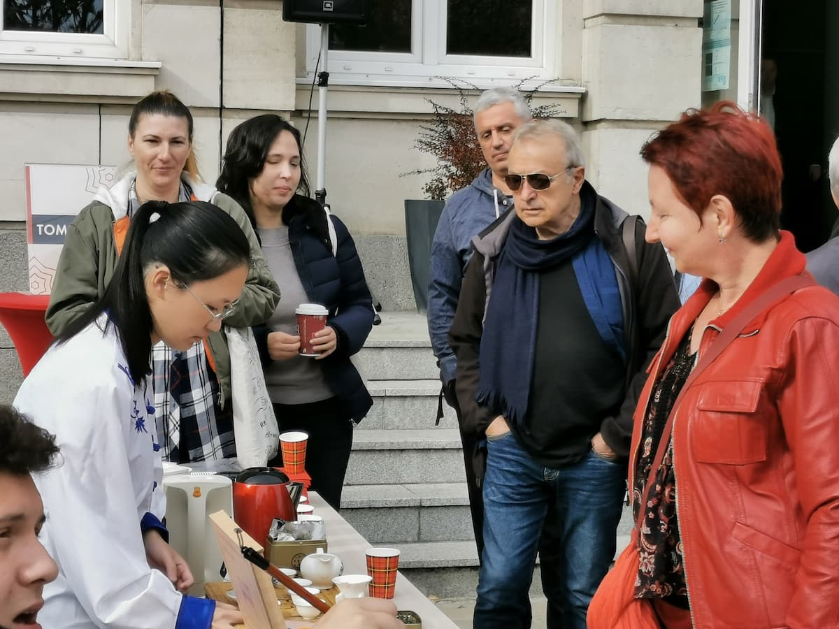 Snimka 7 Luo Hujli mesten prepodavatel na sat v IKS predstava kitajsko caeno izkustvo