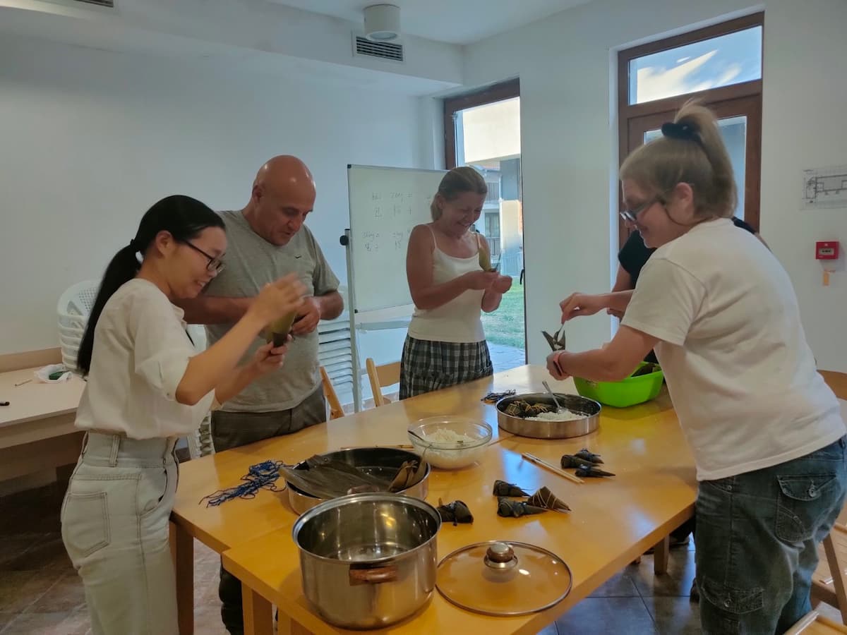 7. Kitajskata prepodavatelka Huan Shuej pokazva na ucenicite si kak se prigotvat tradicionnite dzundz
