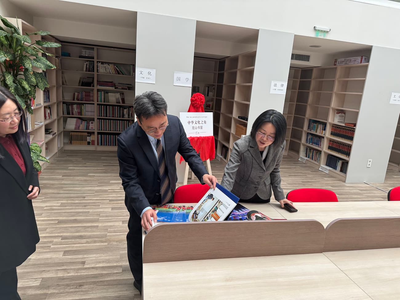 图片2代表团参观图书馆