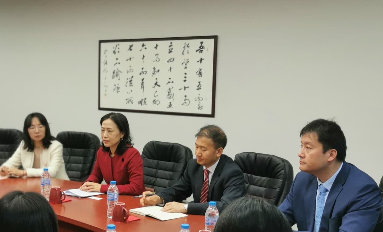 tu pian1 dai biao tuan yu suo fei ya kong zi xue yuan zhong bao fang yuan zhang hui tan