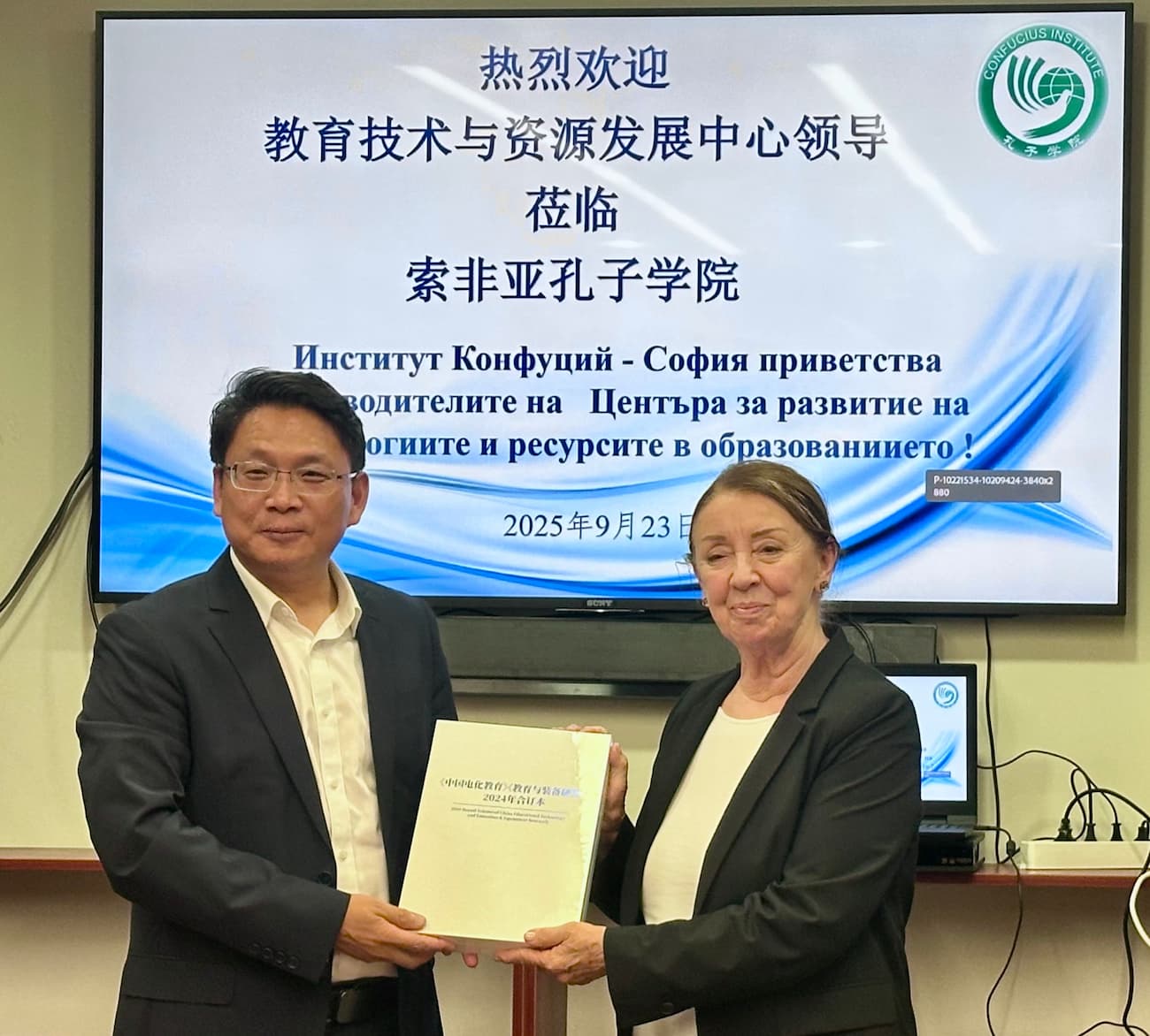 tu pian4 dai biao tuan xiang suo fei ya kong zi xue yuan zeng song tu shu