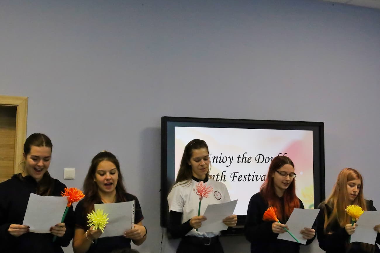 Photo 1 Students reciting ancient poems