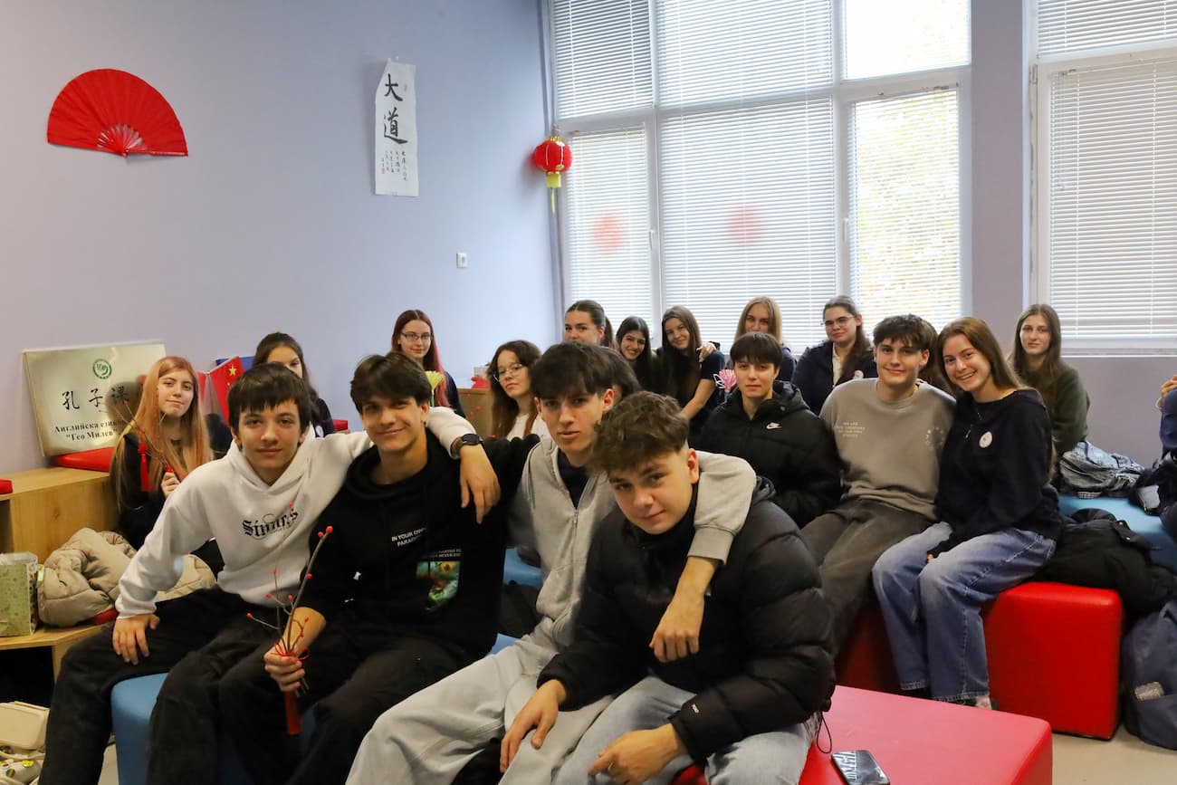 Photo 4 Group photo of students