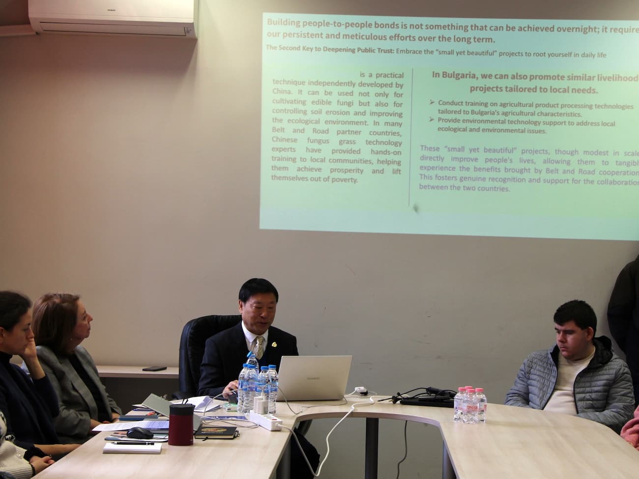 Photo 1: Professor Li Huailiang from the Communication University of China presented a lecture