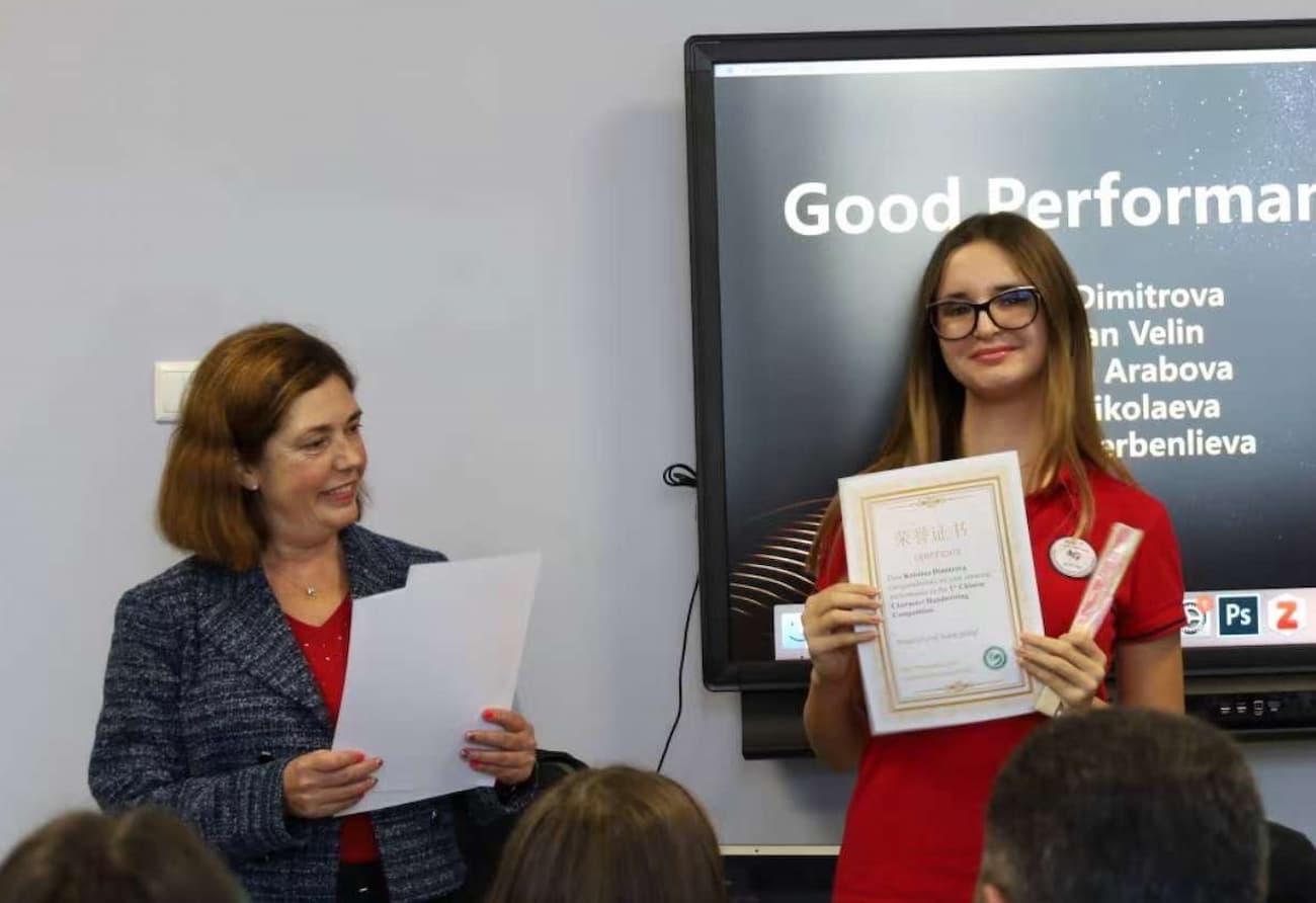 Photo 2: The principal presented awards