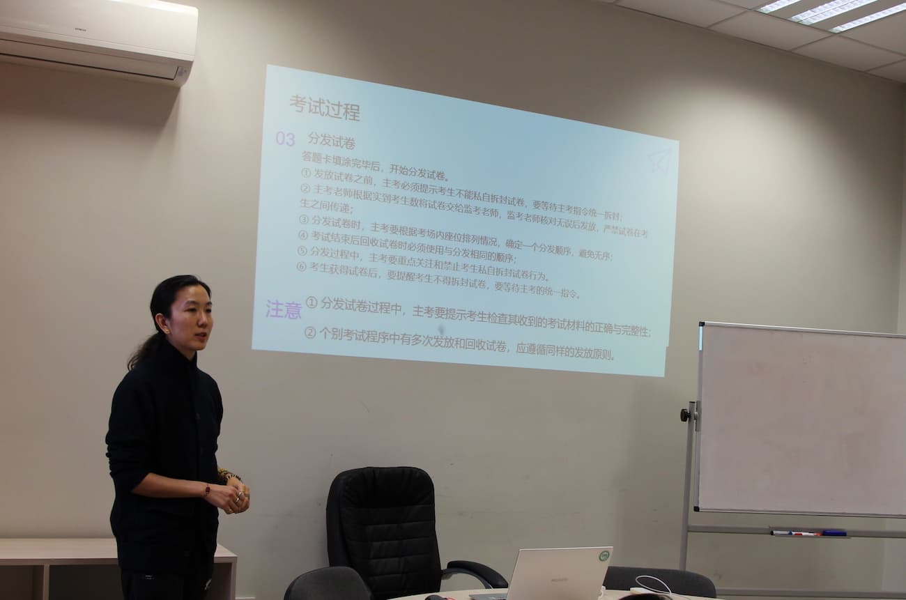 Photo 2: Confucius Institute teacher Zhang Qing provided a detailed explanation of the exam organization tasks