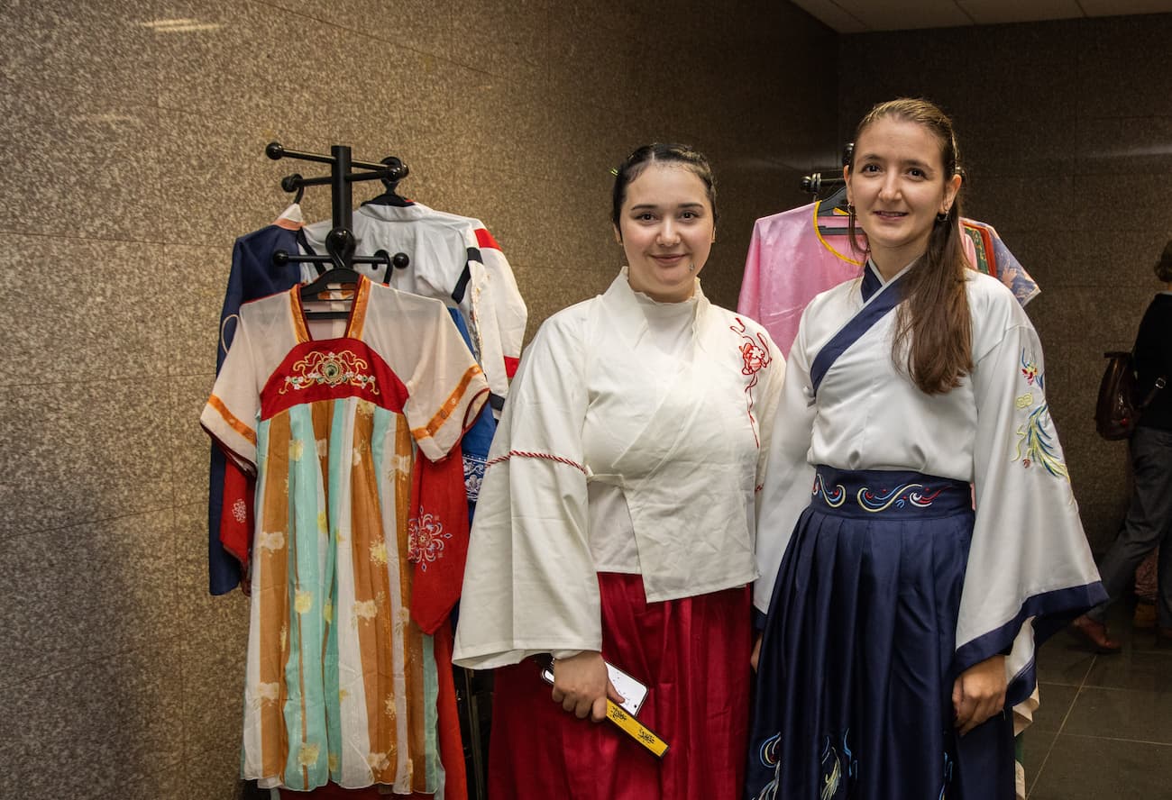 Photo 3: Experiencing traditional Chinese clothing Hanfu