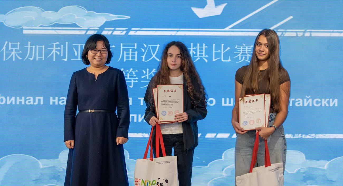 Photo 4: Awarding the first-place winner