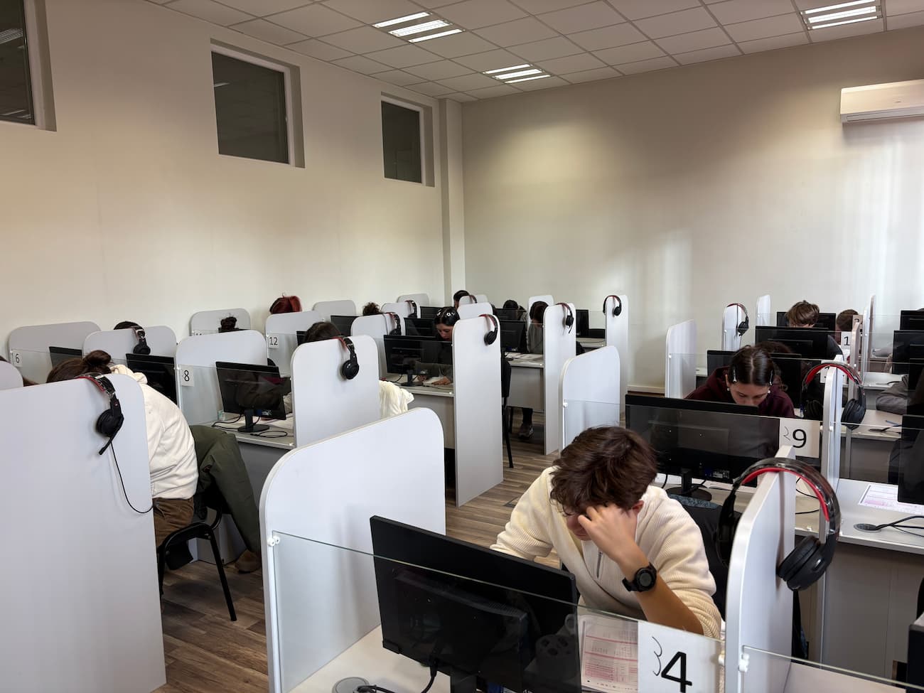 Photo 1: The examination room for HSK Level 2