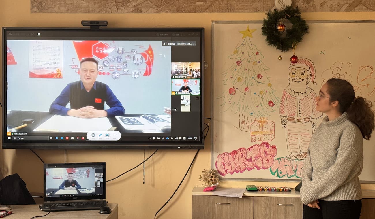 Photo 1: Xiao Jianpeng explained calligraphy knowledge online