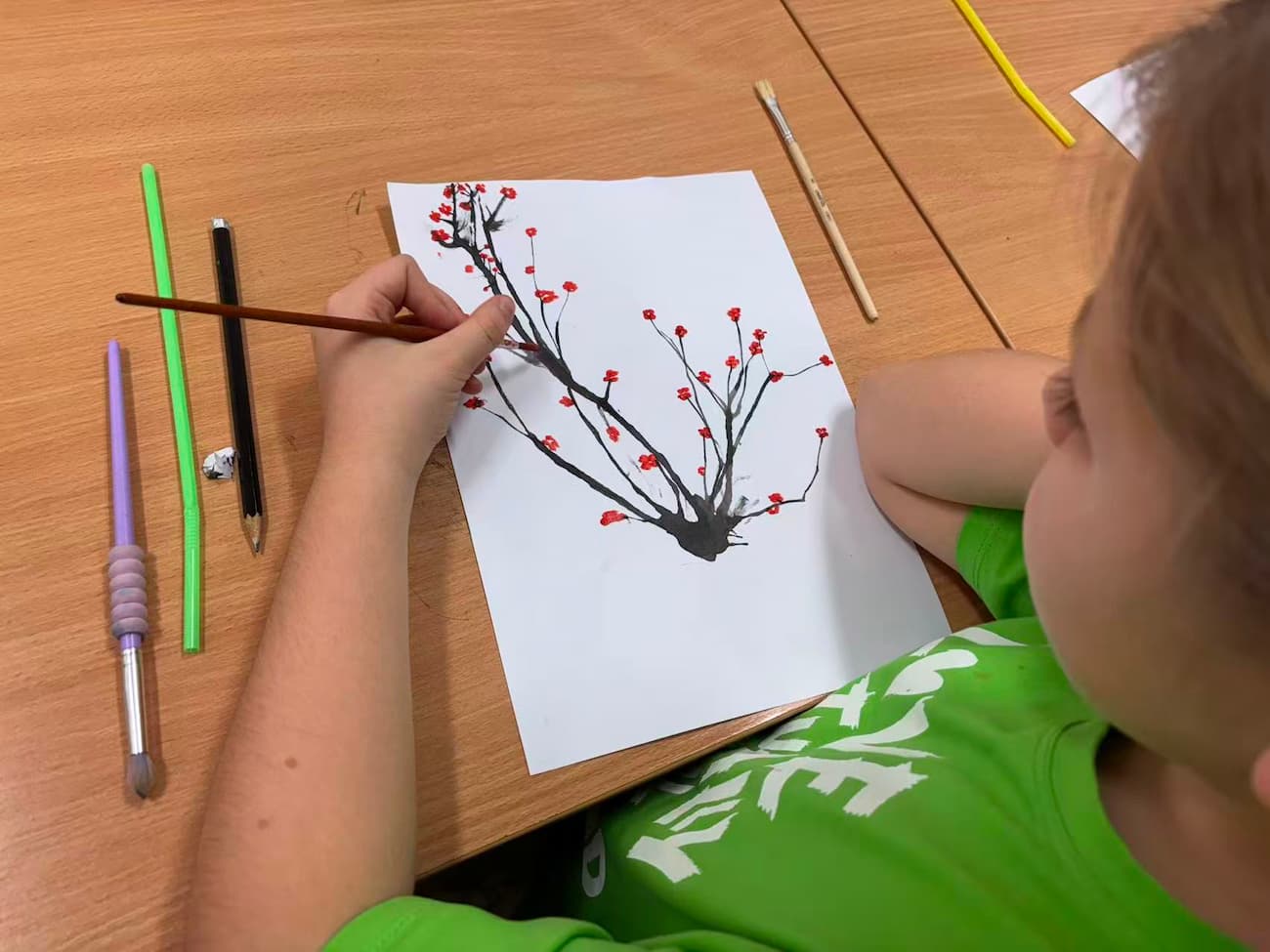 Photo 1 Student painting plum blossoms