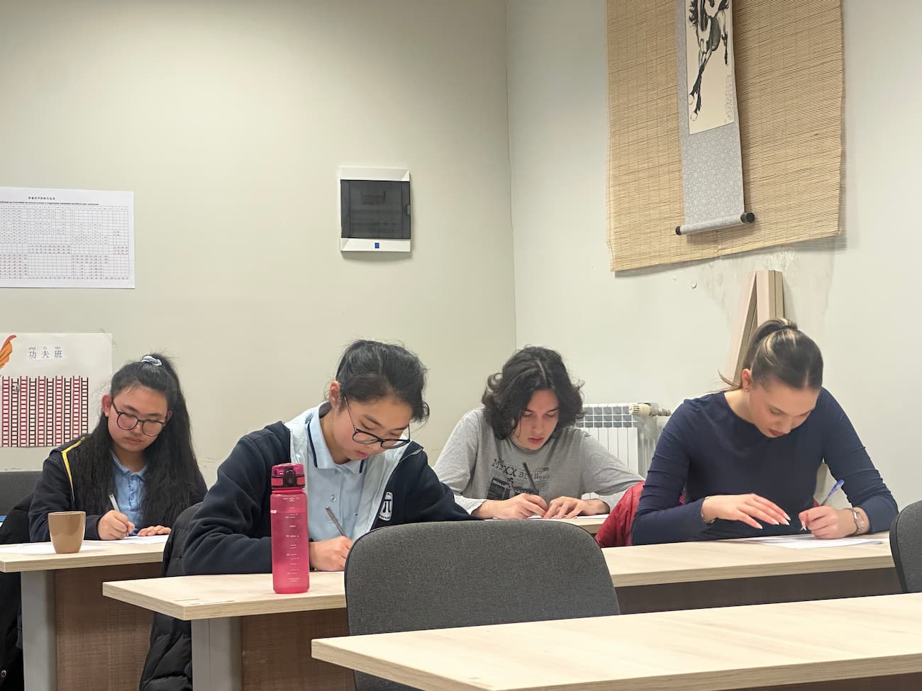 Photo 3 Students diligently answered the exam questions