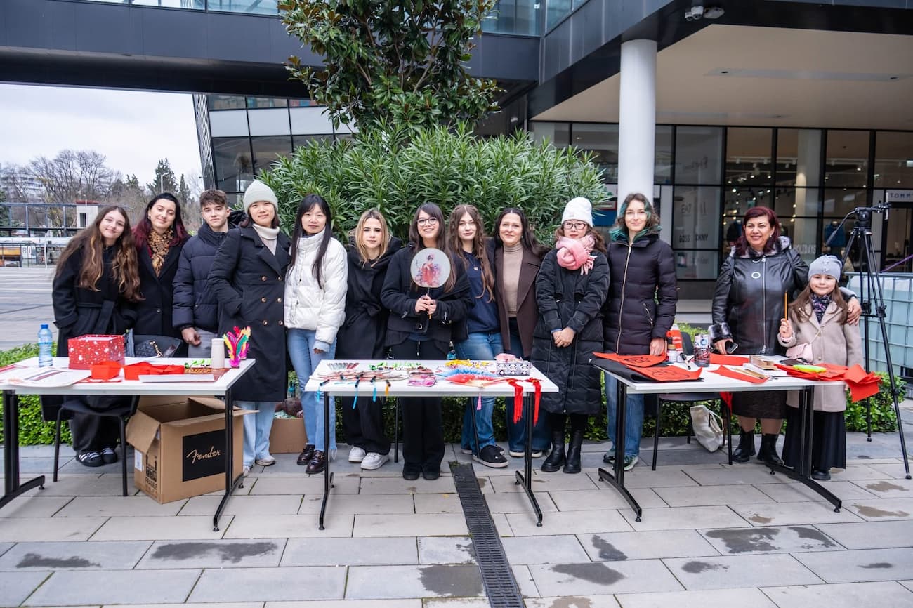 Photo 4: Group photo of teachers and students