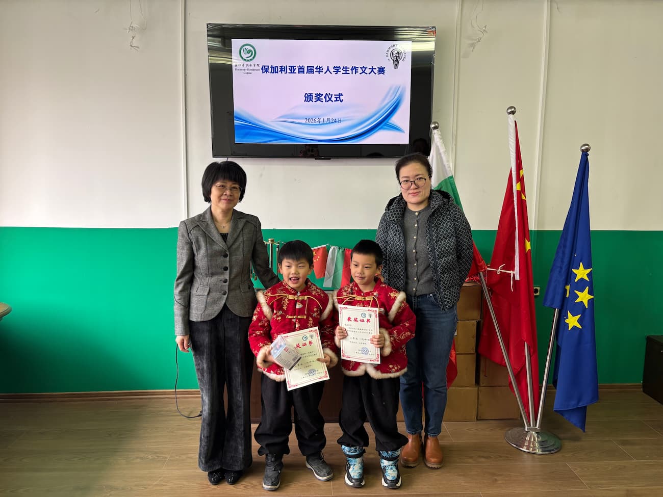 Photo 4: VIP guest presenting the third prize to the winning student