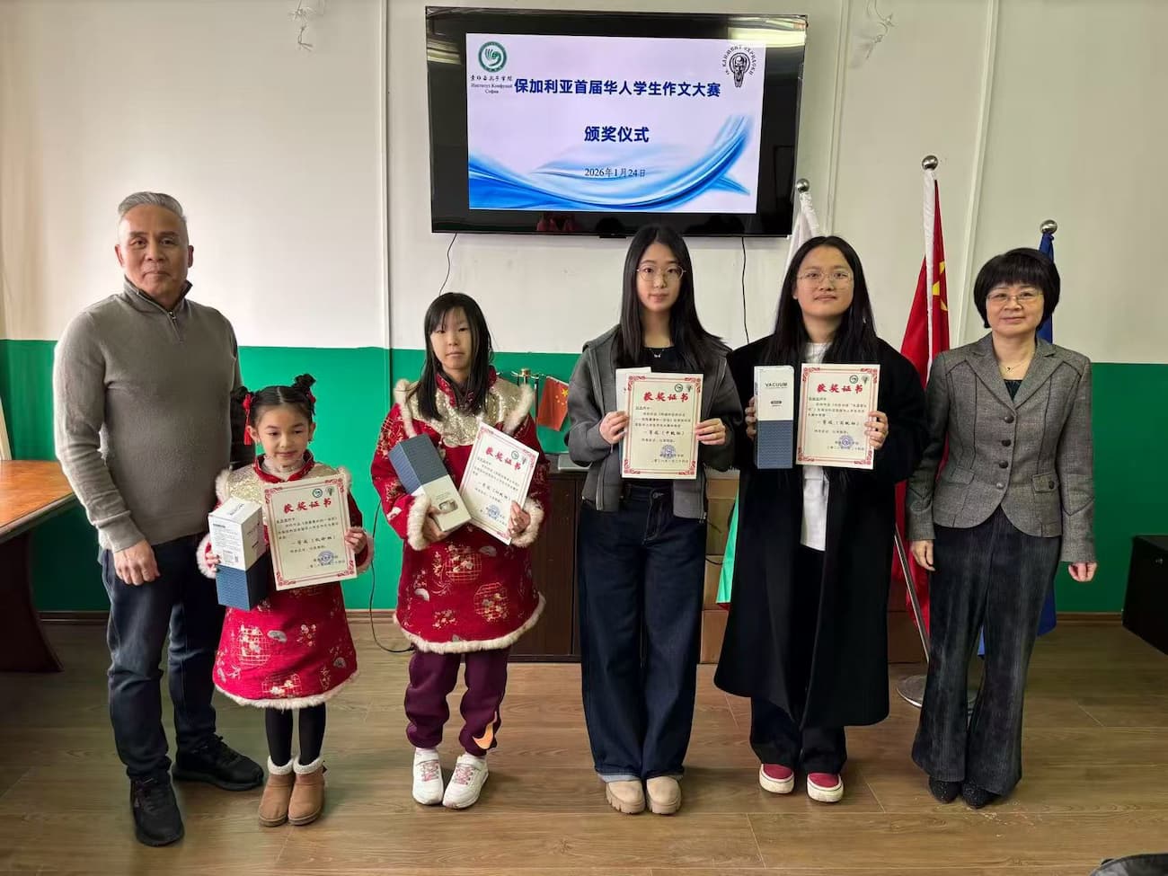 Photo 2: VIP guest presenting the first prize to the winning student