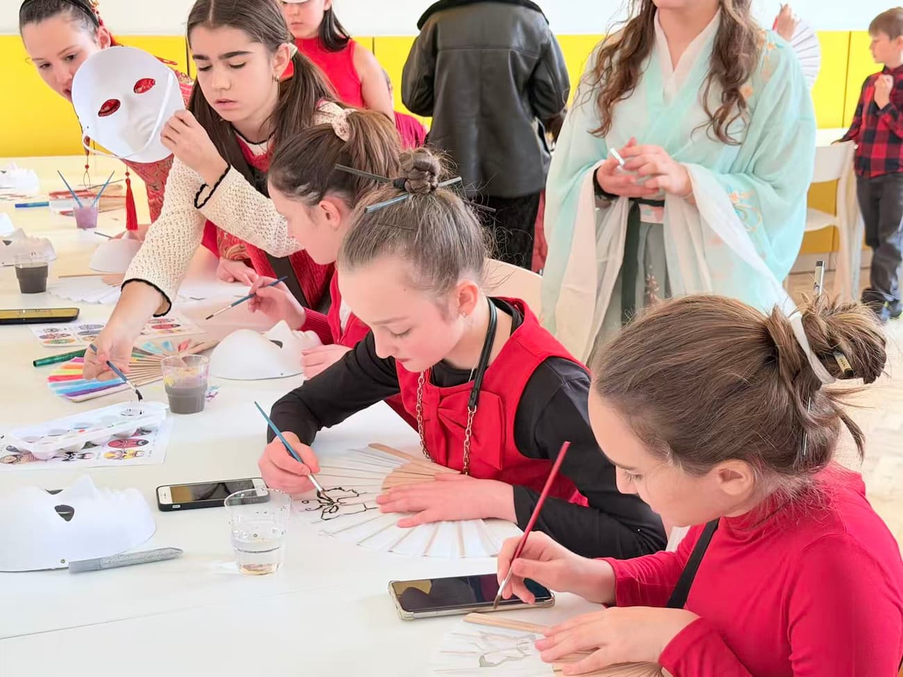Photo 6: Painting Peking opera masks and fans