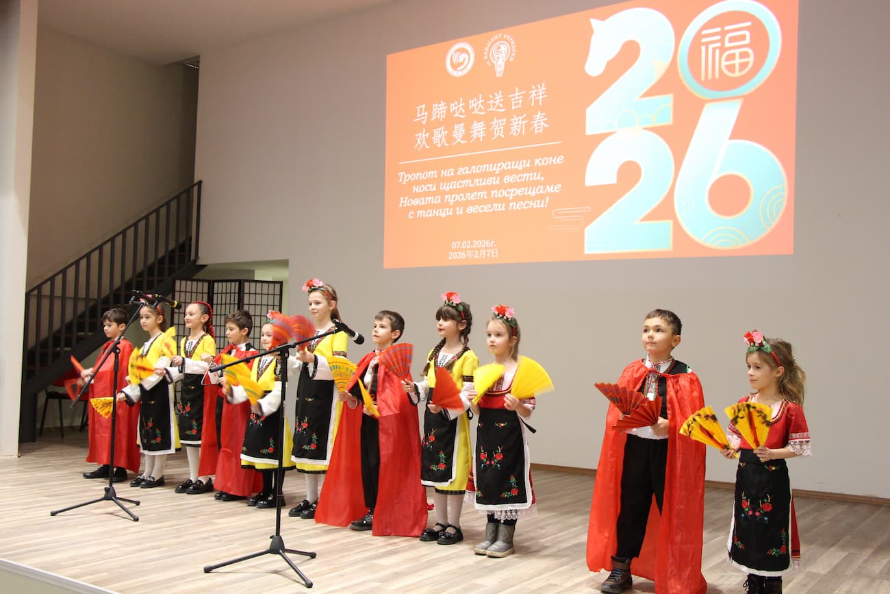 Снимка 7: Китайска песен „Поздравления“