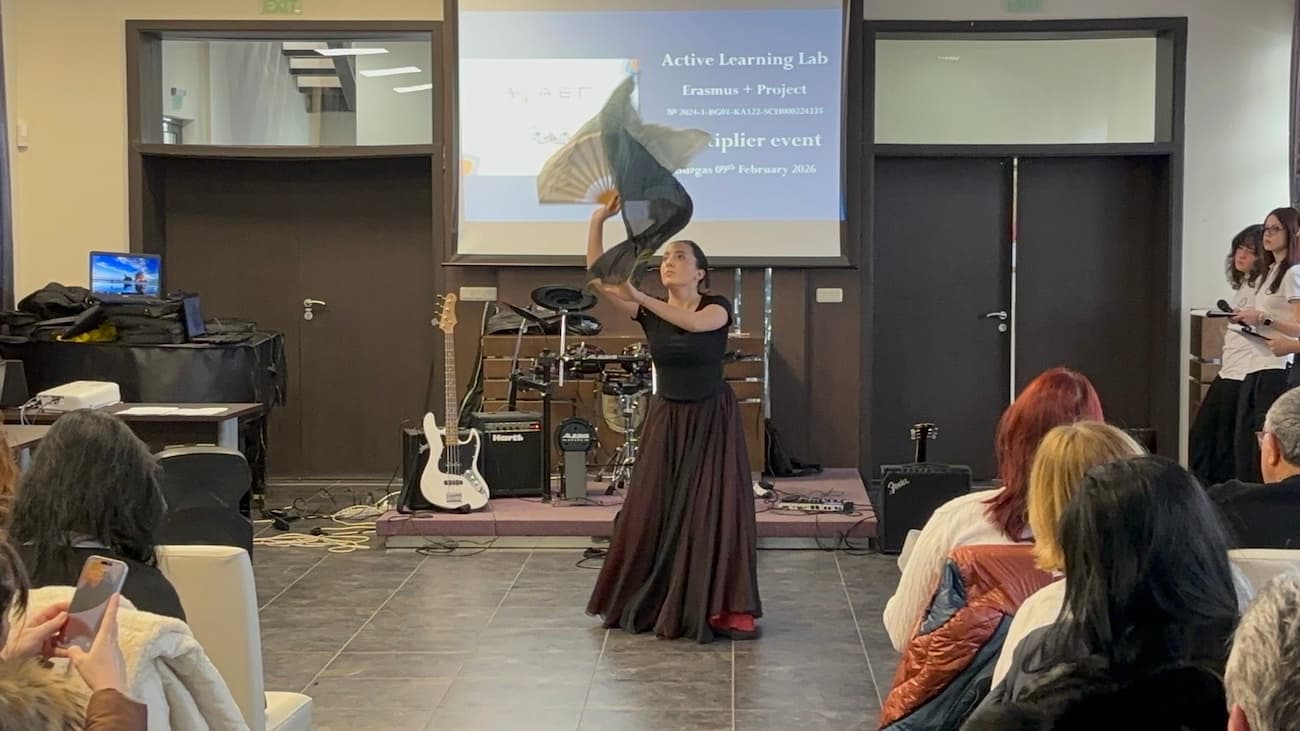 Снимка 3: Изпълнение на танц с ветрила