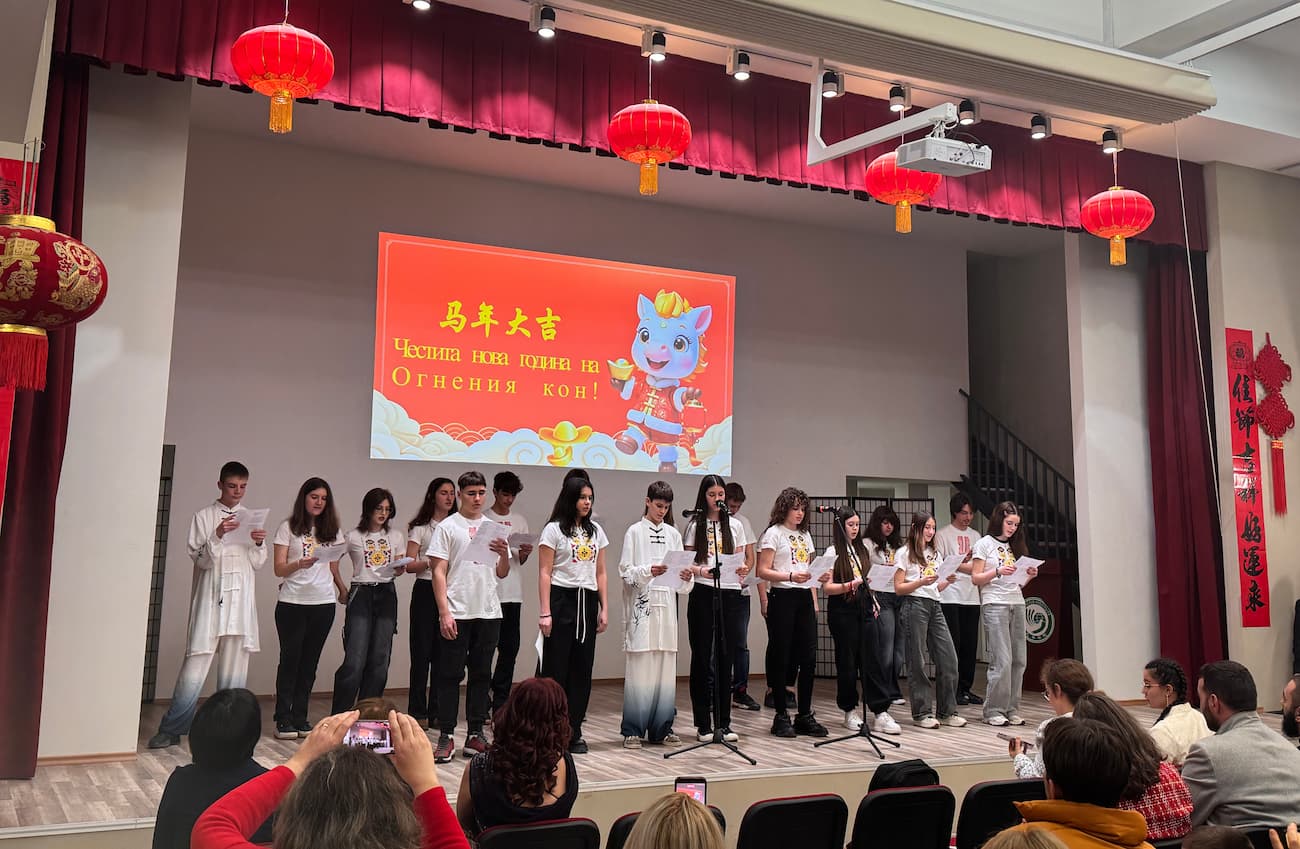 Снимка 2: Хорово изпълнение на китайски песни