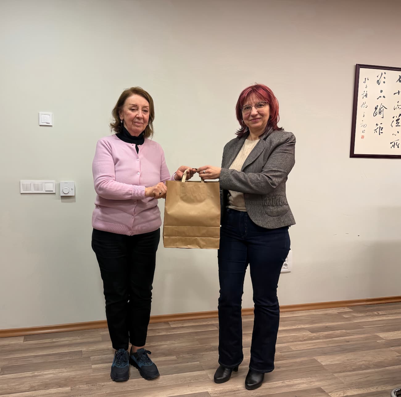 Снимка 2: Подаряване на сувенири от Института