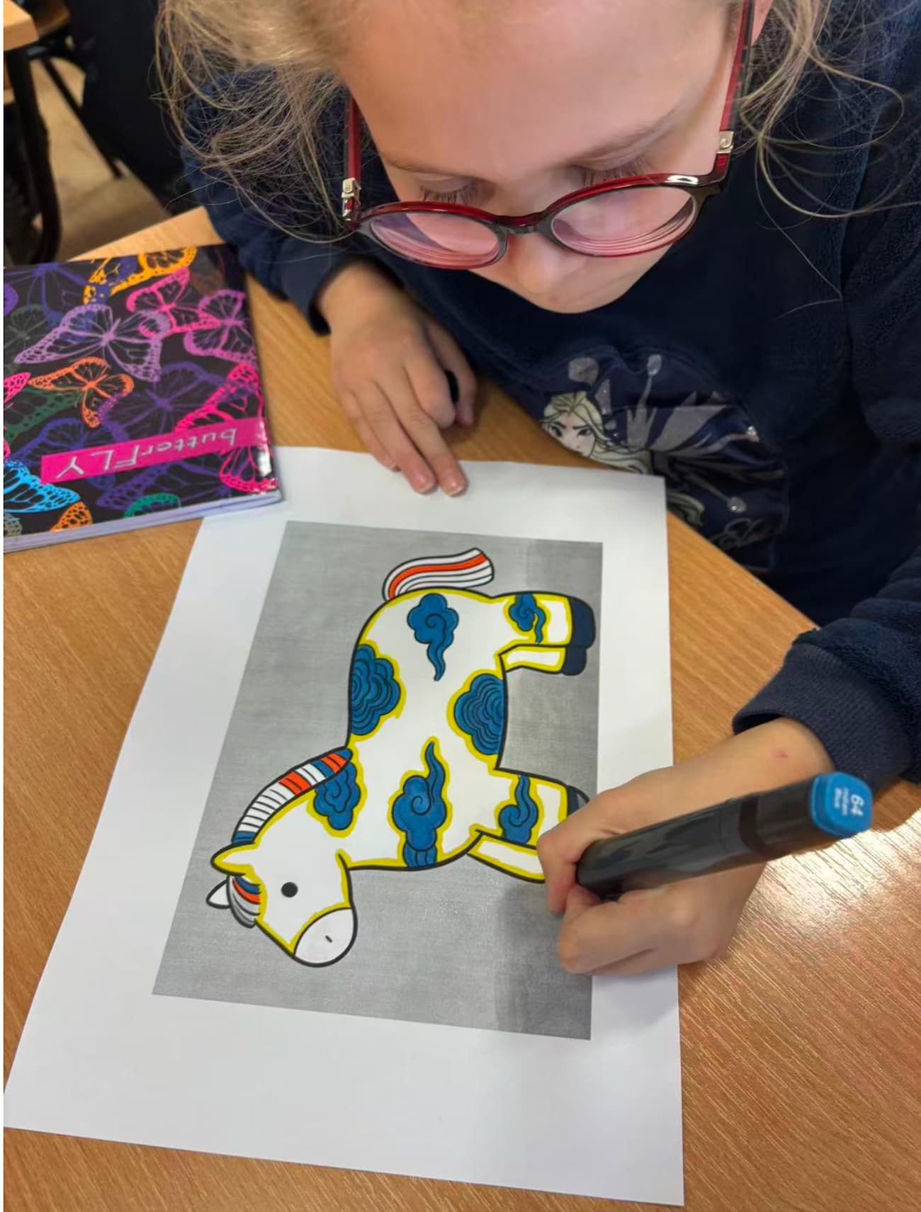 Снимка 1: Учениците оцветяват малките кончета