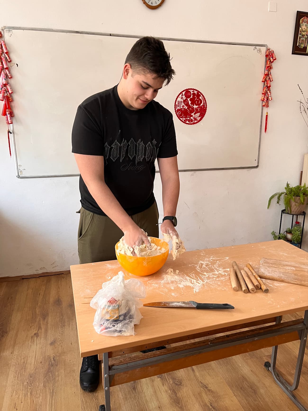 Снимка 1: Месене на тесто