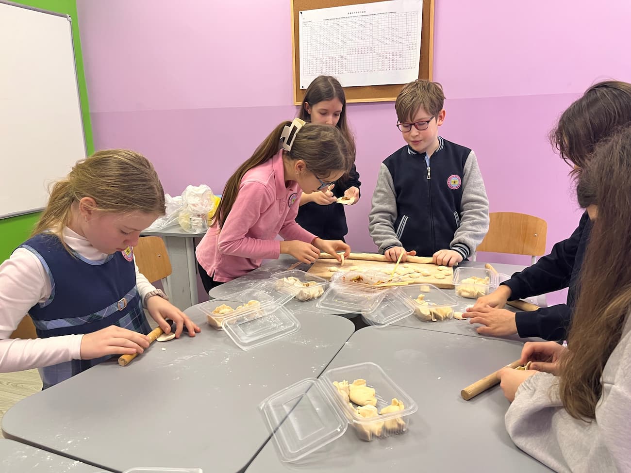 Снимка 2: Разточване на тесто