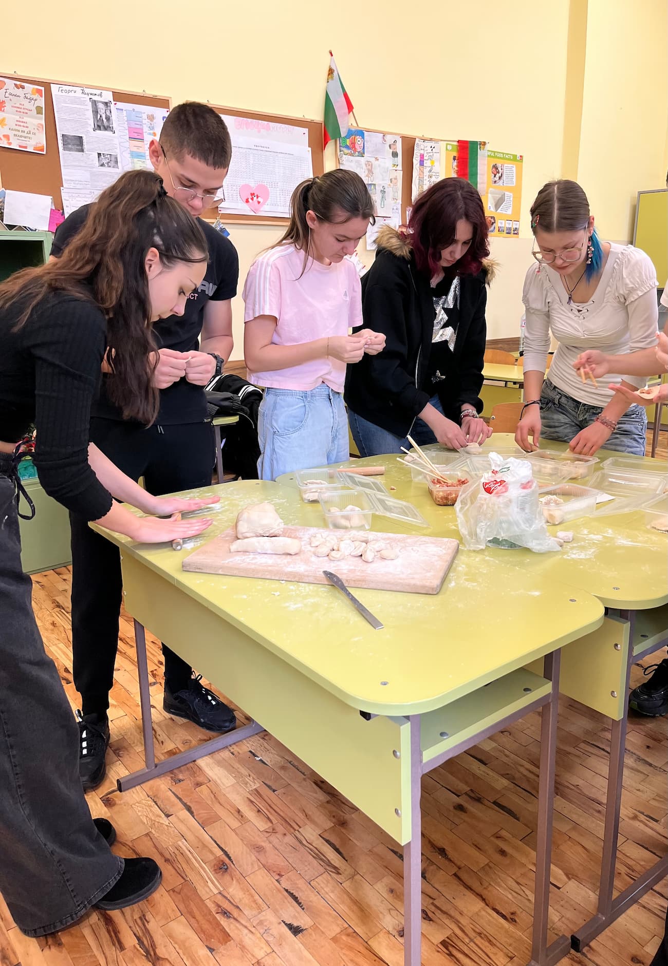 Снимка 4: Съвместно приготвяне на пелмени