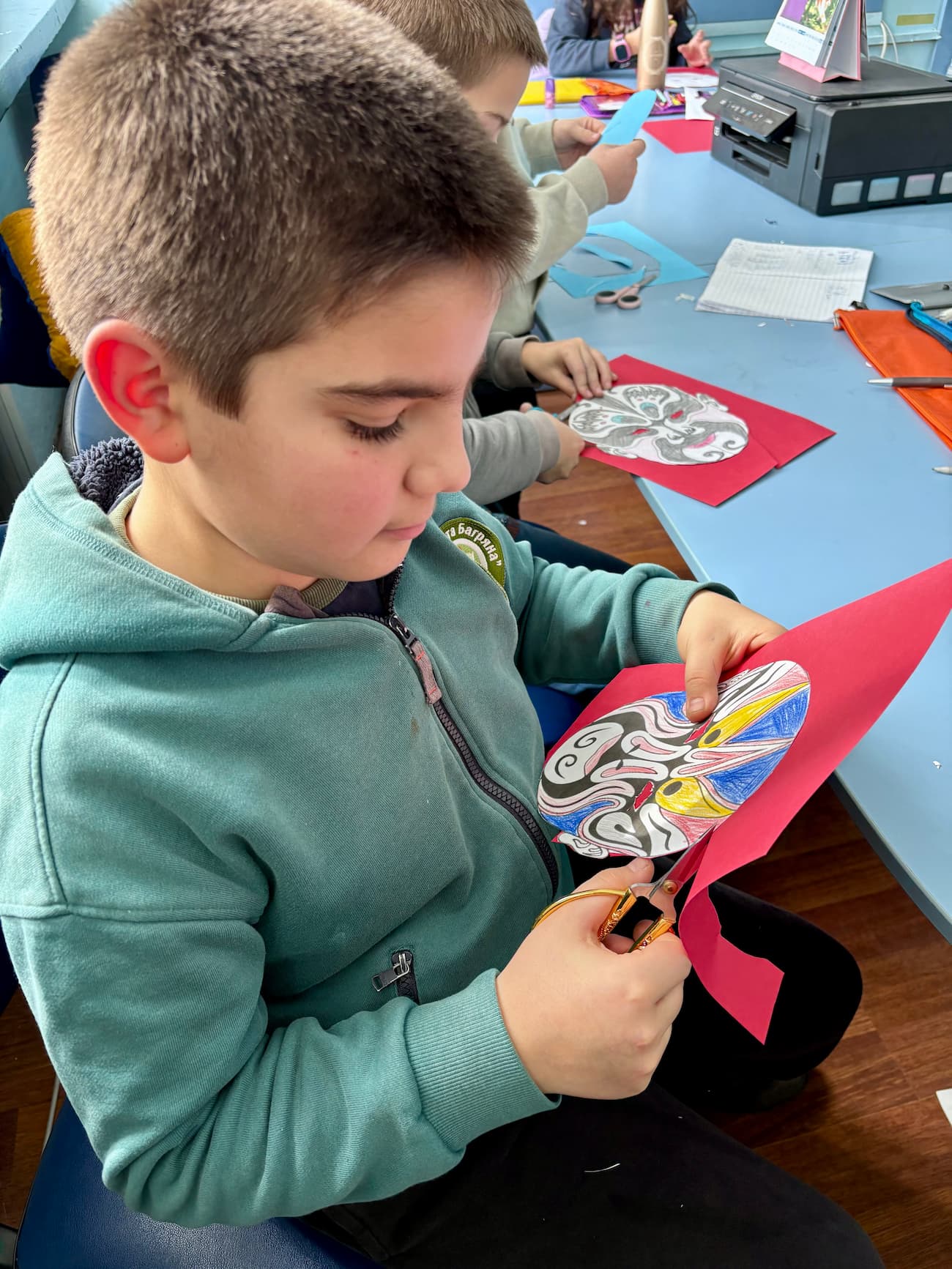 Снимка 2: Изработване на маските