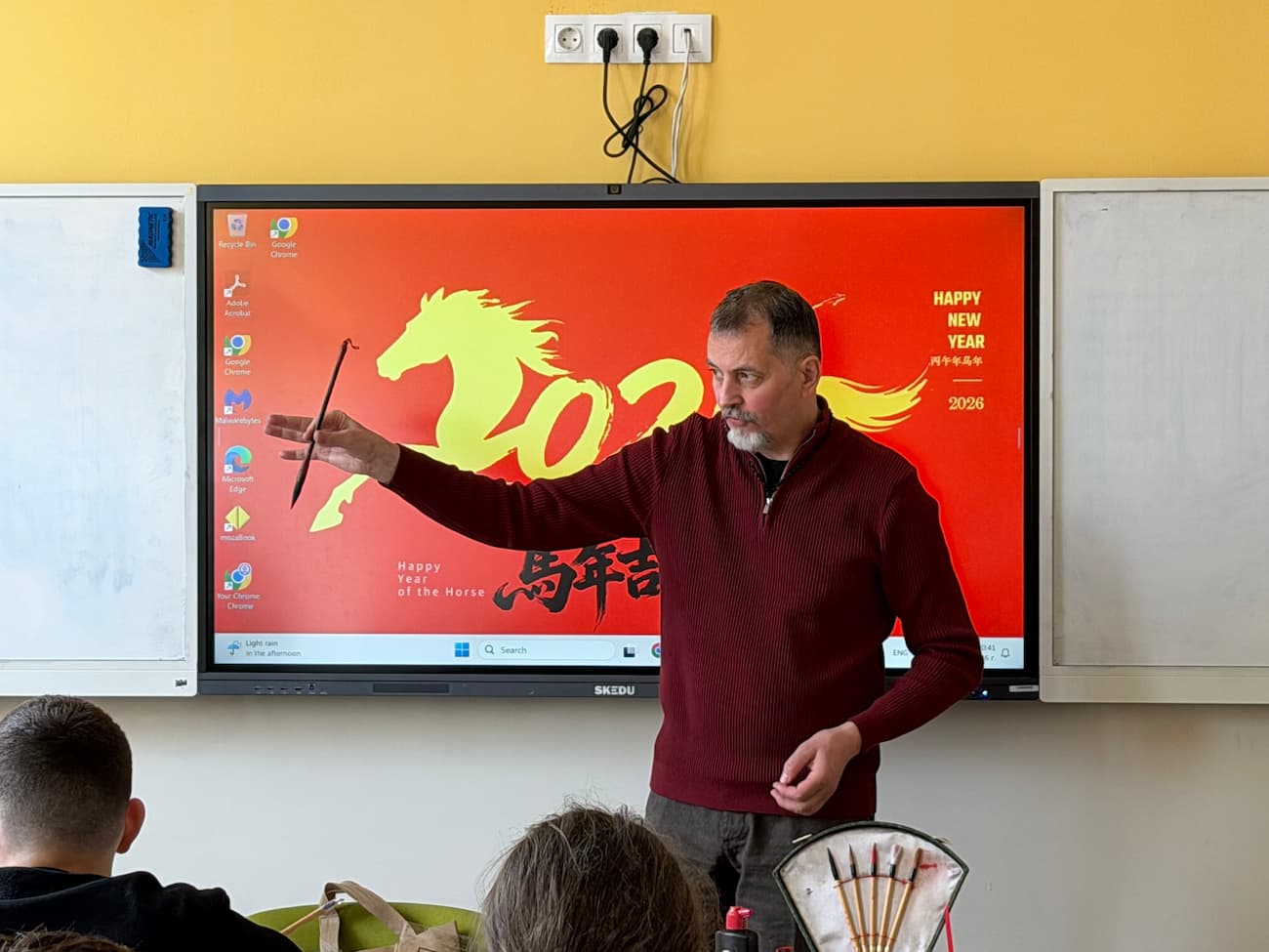 Снимка 1: Демонстрация на правилното държане на калиграфската четка