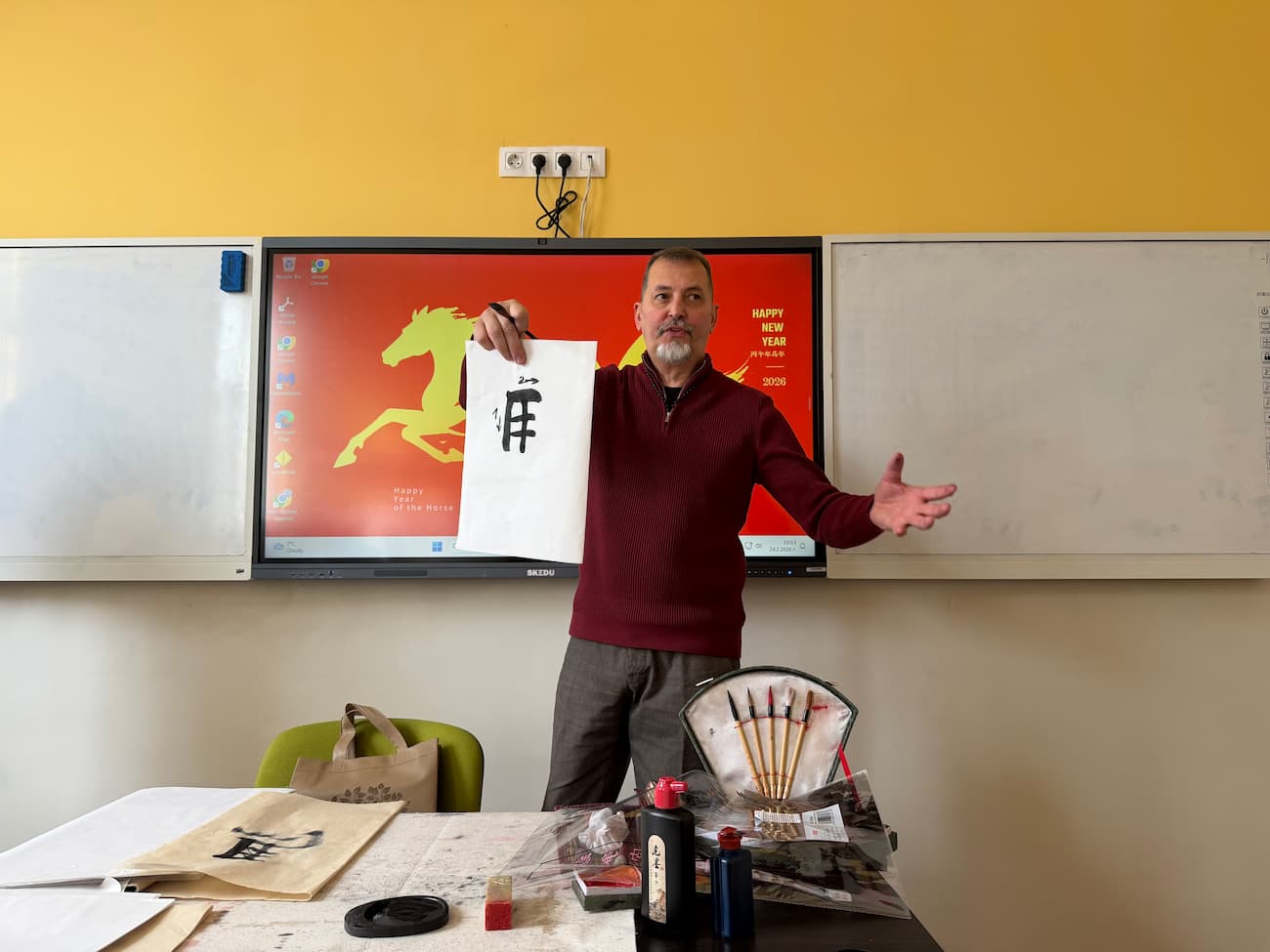 Снимка 3: Демонстрация на изписването на йероглифа „кон“