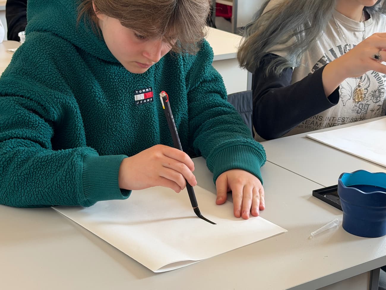 Снимка 4: Ученици правят първи опити в китайската калиграфия