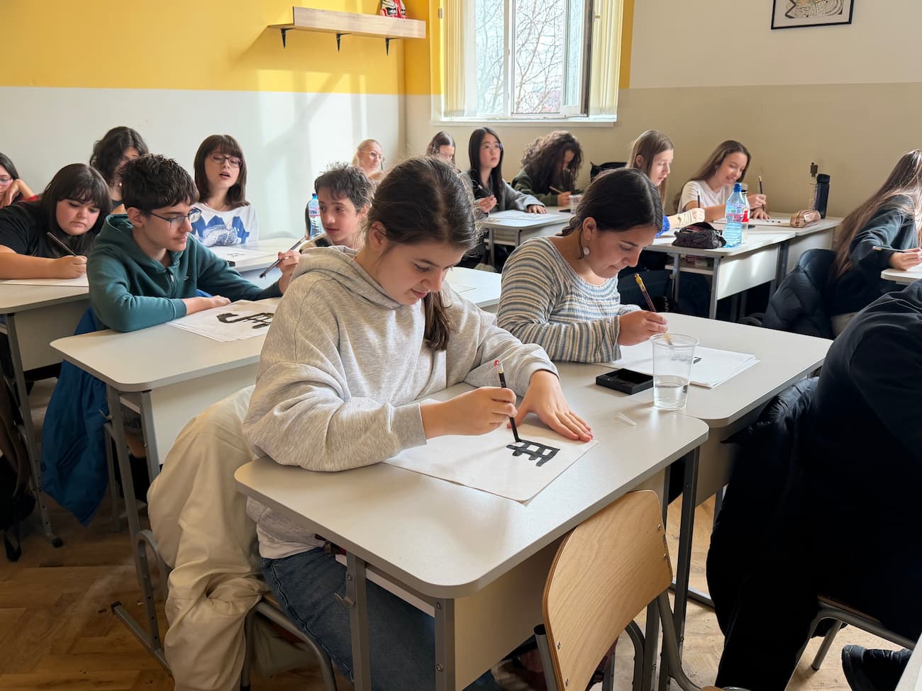 Снимка 5: Ученици изписват йероглифа „кон“