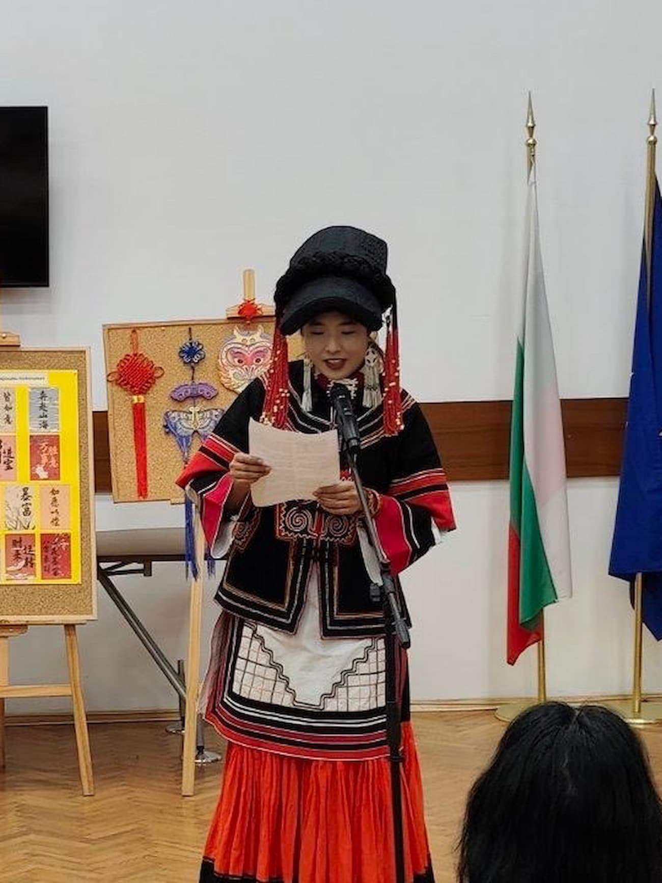 Снимка 2: Преподавателката дава обяснения