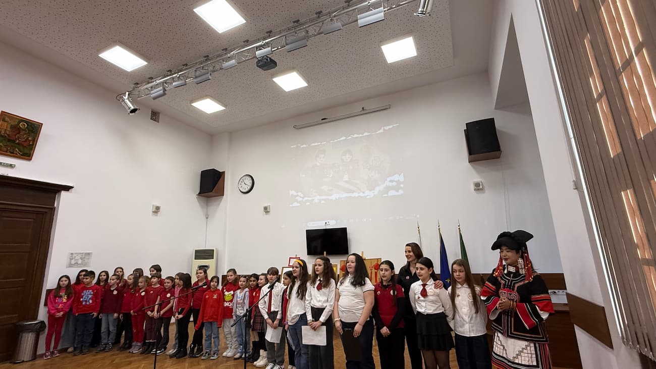 Снимка 4: Изпълнение на китайска песен 