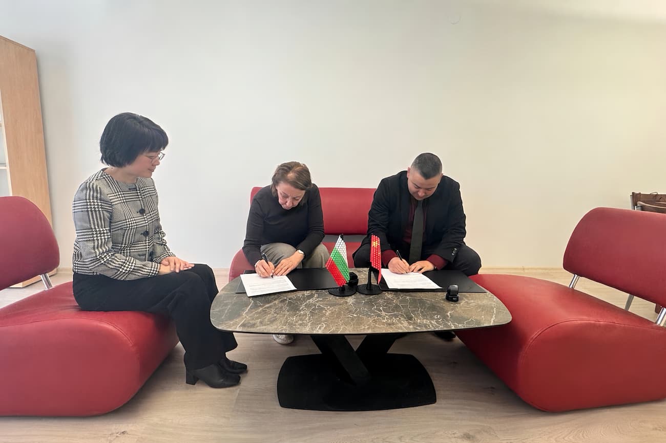 Снимка 2: Подписване на споразумението за сътрудничество