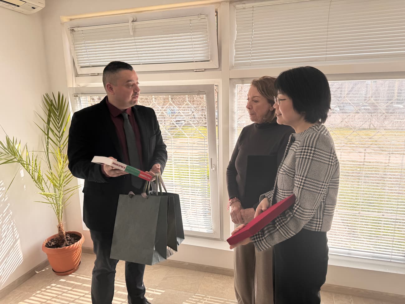 Снимка 3: Размяна на подаръци