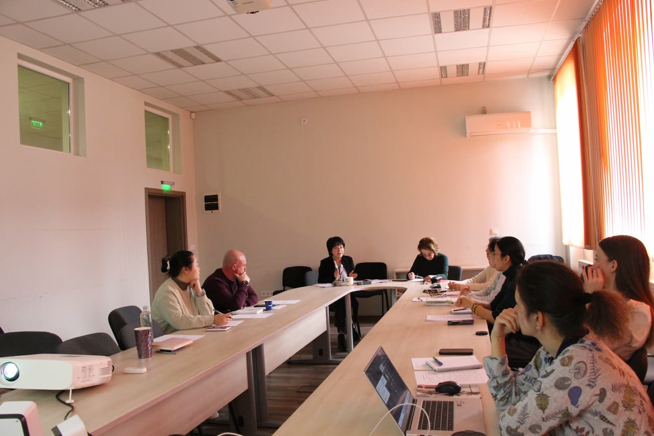 Снимка 1: Китайският директор разпределя задачите