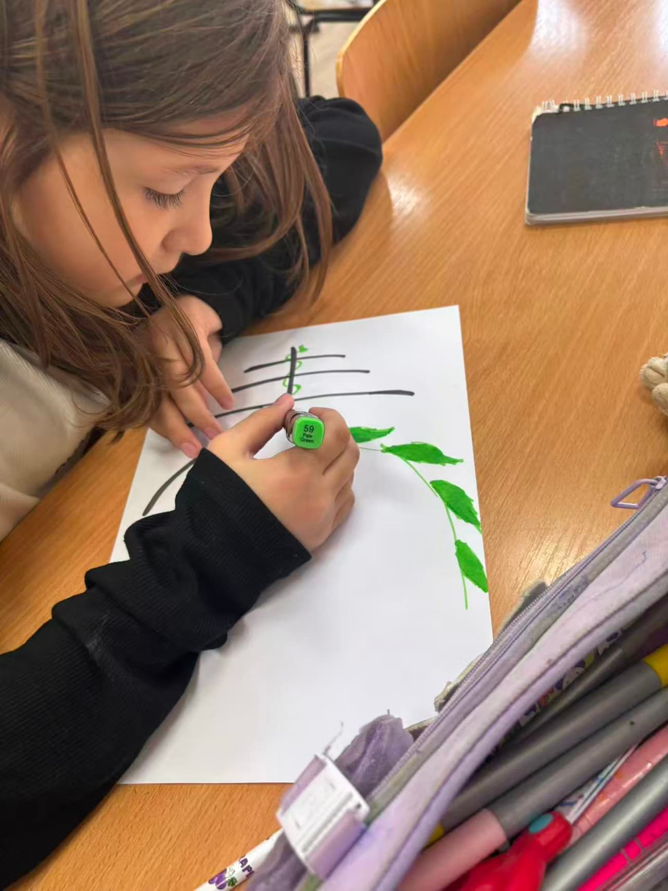 Снимка 1. Ученици рисуват листа