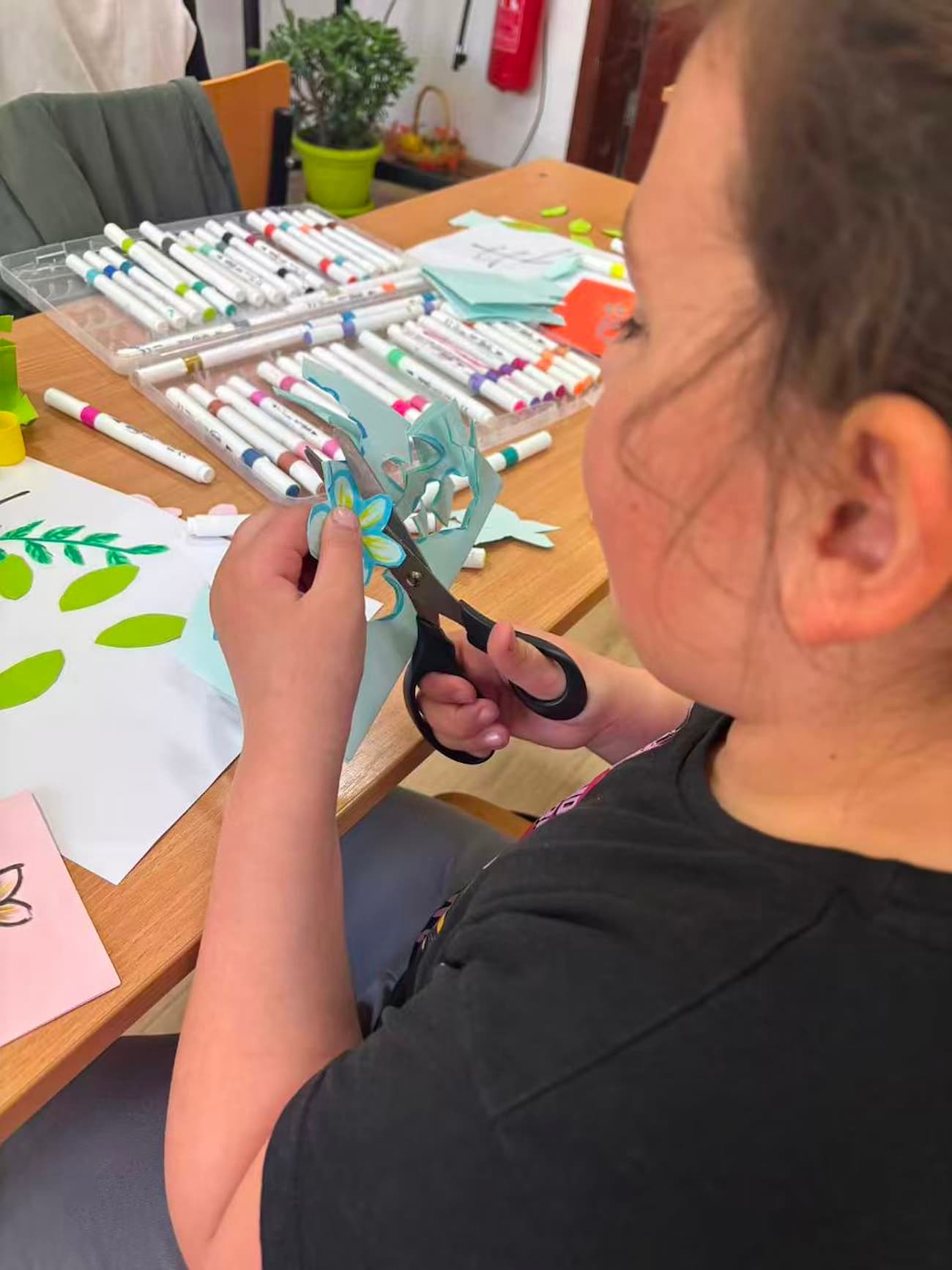 Снимка 2. Ученици изрязват цветя