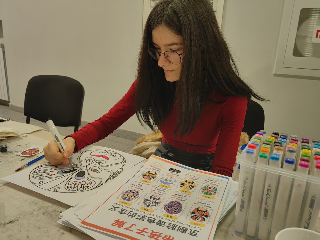 Снимка 12: Работилница за оцветяване на пекински оперни маски