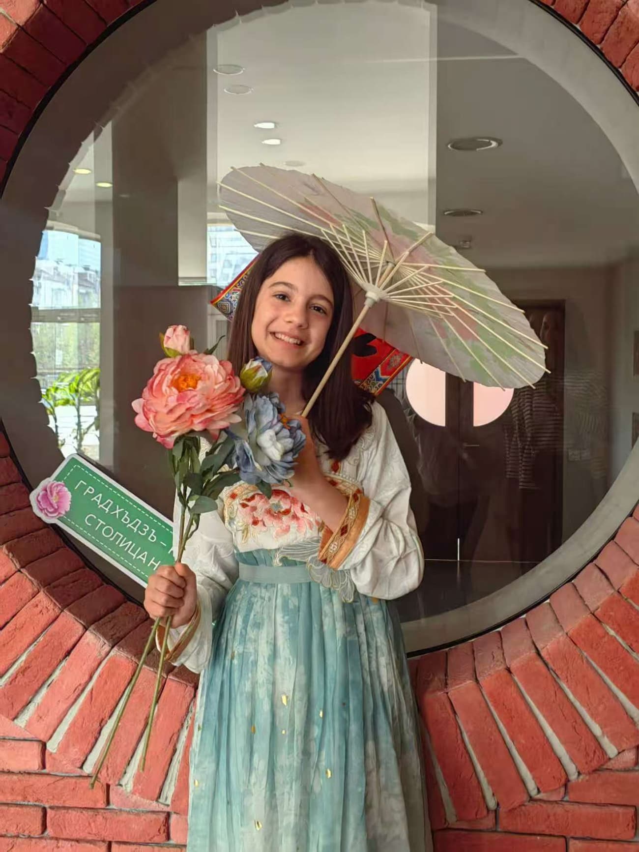 Снимка 3: Пробване на ханфу с мотиви на божур