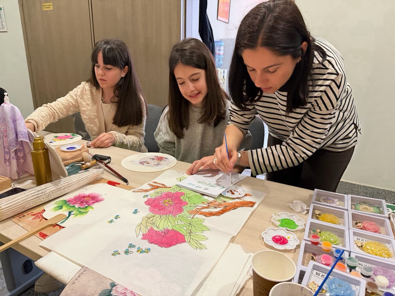 Снимка 4: Рисуване на китайска живопис с божури