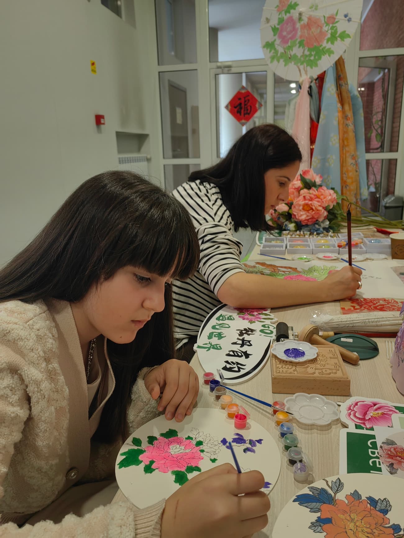 Снимка 5: Рисуване на кръгли ветрила с мотиви на божур