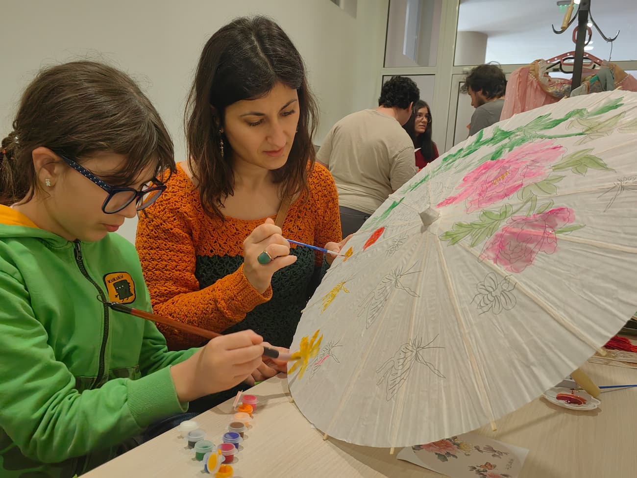 Снимка 6: Рисуване върху традиционни хартиени чадъри с мотиви на божур